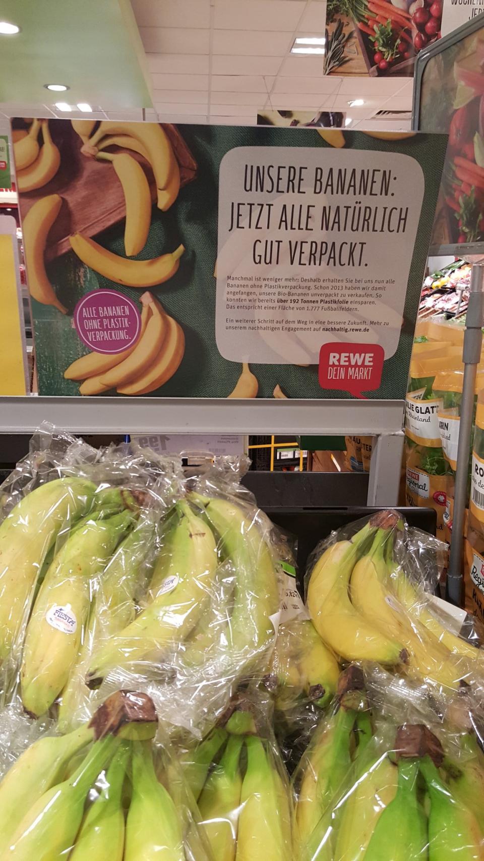 <p>Viele Supermärkte in Deutschland versuchen es mit mehr Nachhaltigkeit im Alltag. Auch die Supermarktkette Rewe bemüht sich, weniger Plastikmüll zu produzieren. Das klappt leider nicht in jedem Markt. „Nice try!“, schrieb ein aufmerksamer Kunde. Sein Schnappschuss zeigt in Plastik eingepackte Bananen vor einem Nachhaltigkeits-Infoschild. Das Social-Media-Team von „Rewe“ reagierte sofort. „Danke für deinen Hinweis, gerne würden wir die Angelegenheit näher prüfen“, lautete die Antwort zum Twitterpost. Das Unternehmen wolle nun prüfen, in welchem Markt es zu diesem Fehler kommen konnte. (Bild: Twitter/Seb Brüninghoff) </p>