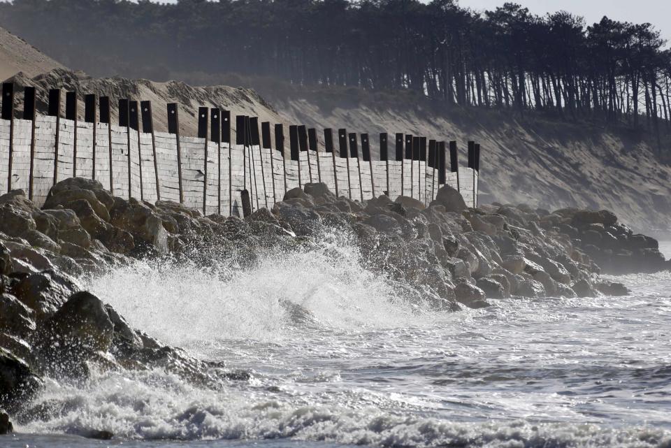 Diques frente a la playa con objeto de retener el mar y proteger las dunas de arena de la erosión en Soulac.