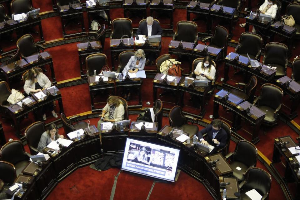 En paralelo con la sesión, los diferentes grupos de chats de los diputados estuvieron muy activos durante toda la noche 