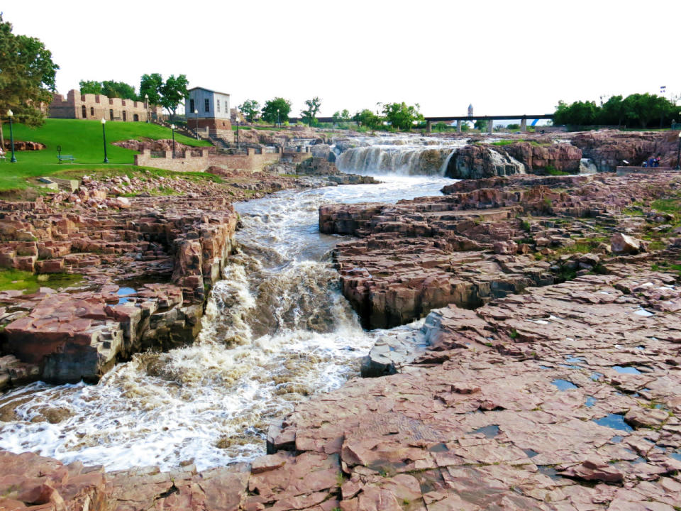 Sioux Falls, South Dakota > Pct. without health insurance: 9.1% > Pct. food insecure: 4.9% > Obesity rate: 27.7% > 2014 unemployment rate: 2.8%