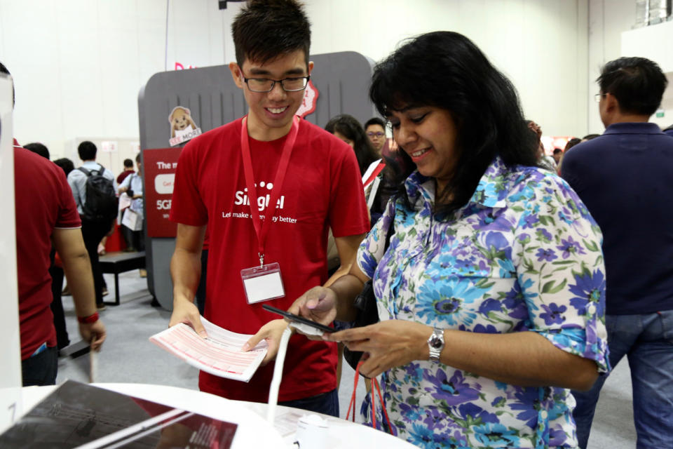 A customer enquiring about the iPhone 7. (Photo: Sharlene Sankaran / Yahoo Newsroom)