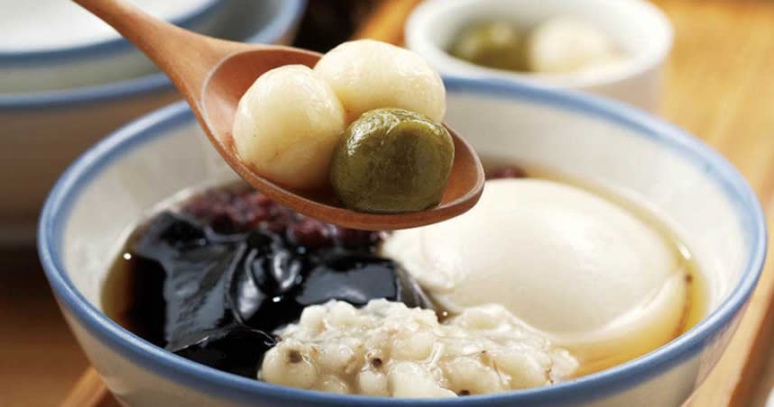 「京都白玉豆花」的各色湯圓，是用礁溪友善綠茶、紅麴、紫薯和梔子花等天然食材製成，好吃又健康。（70元／大碗） （圖／于魯光攝）