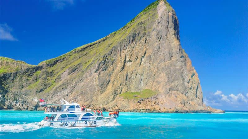 礁溪晶泉丰旅夏季專案海上活動特別與宜蘭當地業者合作，像是旅客可體驗「龜山島賞鯨」活動，除了可一覽龜山島，更有機會巧遇鯨豚與船共舞。（圖／飯店業者提供）