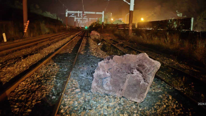 臺鐵普悠瑪於10日晚間因擦撞落石導致第1車2軸出軌，目前花蓮和平站至和仁站間雙線不通。（圖／民眾提供）