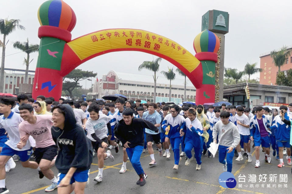 中大壢中「壢亮」路跑活動，疫情之後睽違三年登場，2300多位師生風雨無阻一路奔跑到中央大學，展現師生活力。