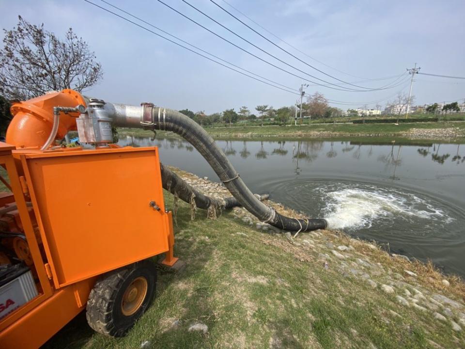 水利局預佈移動式抽水機在易積淹水地區。（水利局提供）