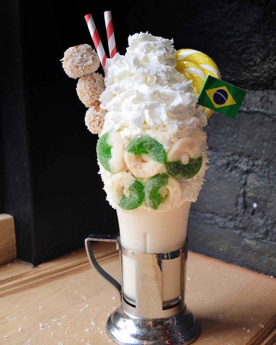 <p>Este batido de maracuyá elaborado en conjunto con la Brigadeiro Bakery de Nueva York en honor de los Juegos Olímpicos de Río 2016 tiene coco y anillos de gominola. </p>