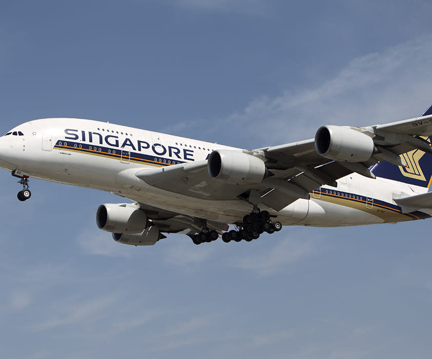 Singapore Airlines Airbus loses power