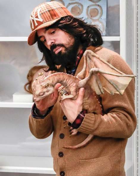 <p>El responsable de esta colección es el italiano Alessandro Michele (foto), quien funge como director creativo de las colecciones masculina y femenina de Gucci desde 2015. Aquí, lo vemos posando junto a un ‘bebé dragón’, el cual también apareció en la pasarela. </p>