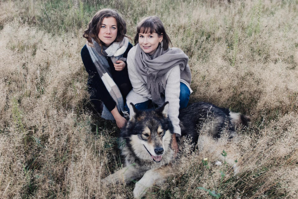 Franziska Uhl und Ann Cathrin Schönrock (rechts) freuen sich über ihre Chiengora-Ausbeute. - Copyright: PR