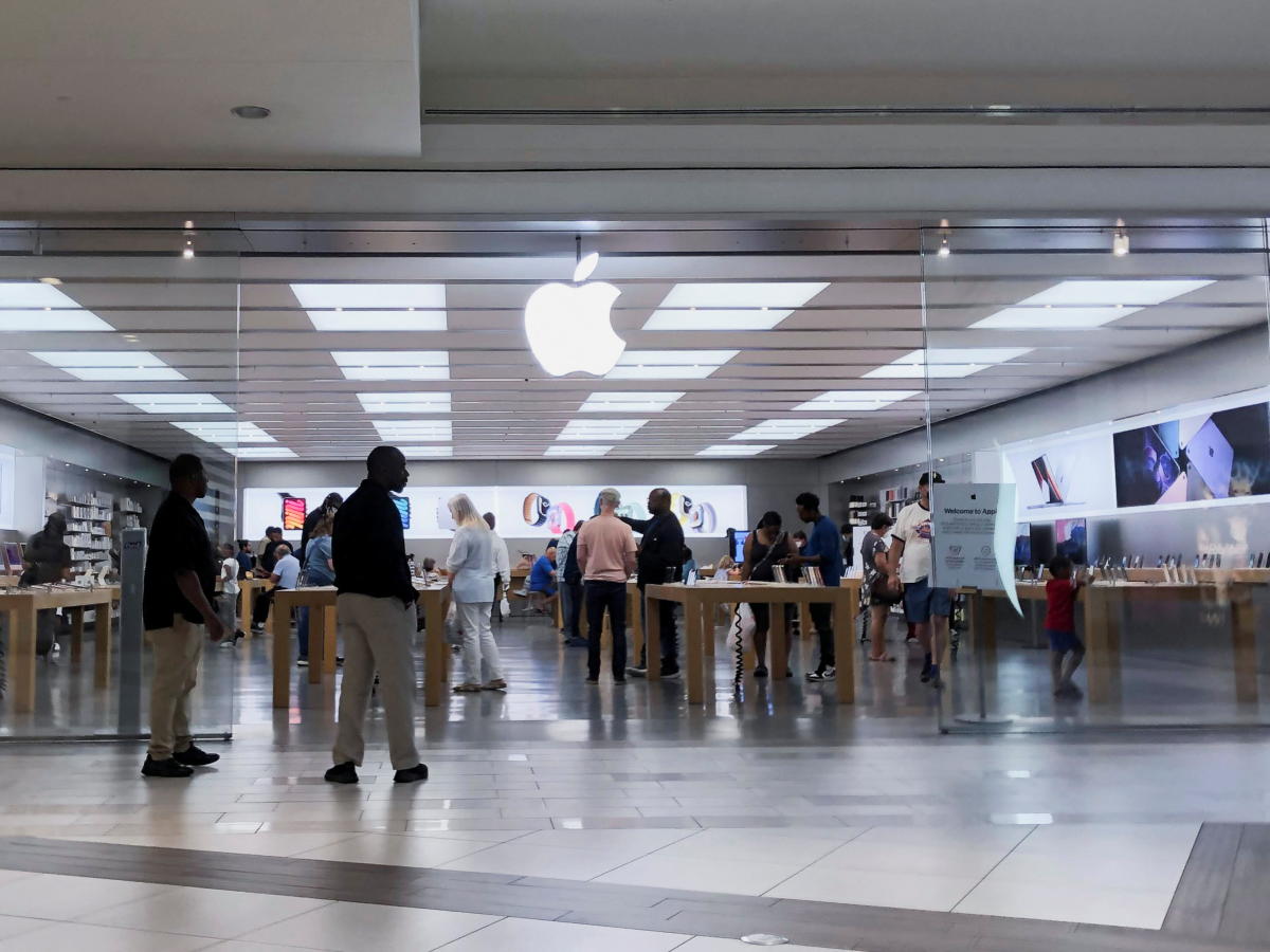 Apple retail store, Mall of Georgia, Beuford, Georgia, USA Stock Photo -  Alamy