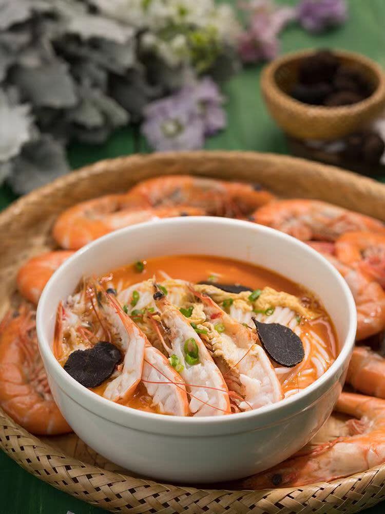 Truffle rice noodles in prawn broth. (PHOTO: Yun Nans)