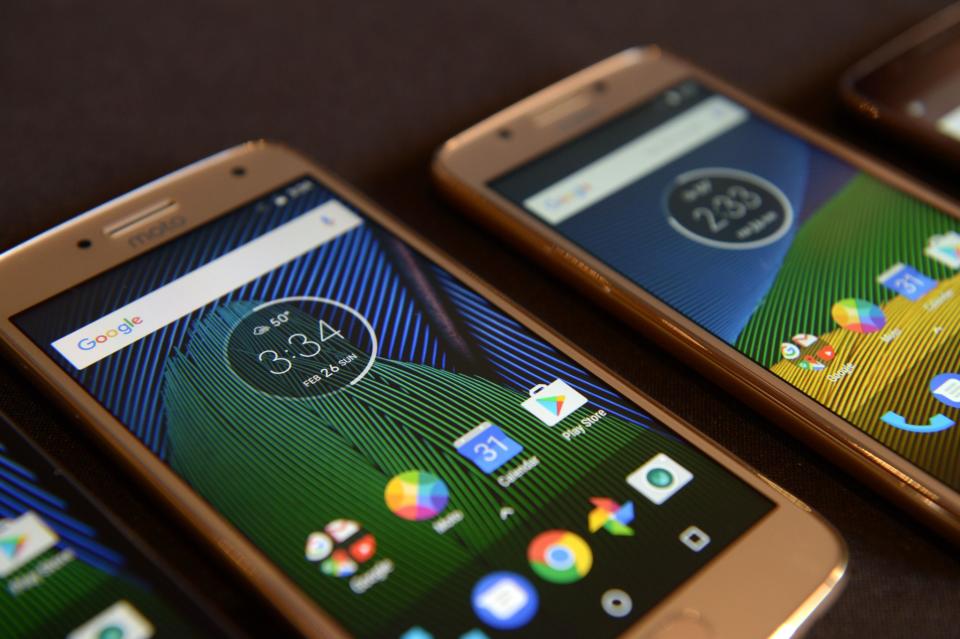 <p>Der Mobile World Congress dreht sich aber nicht nur ausschließlich um Premium-Modelle. So stellte Lenovo sein Moto G5 vor, das es ab März bereits für 199 Euro zu kaufen gibt. Trotzdem liefert Lenovo das Handy bereits mit Android 7 aus, das bei anderen Herstellern eher teuren Spitzenmodellen vorbehalten bleibt. Außerdem hat das Moto G5 ein 5 Zoll großes Full-HD-Display, Dual-SIM und einen austauschbaren Akku zu bieten. (Bild: Andrej Sokolow/dpa) </p>