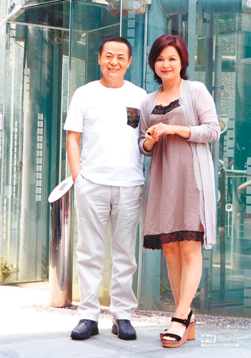 蔡振南（左）、楊貴媚一起慶祝入圍金鐘獎。