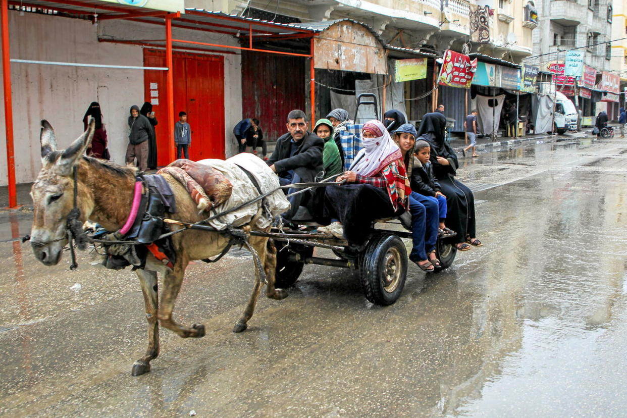 Des gens fuient Rafah, dans le sud de la bande de Gaza, le 6 mai 2024.  - Credit:Hatem Khaled - Reuters