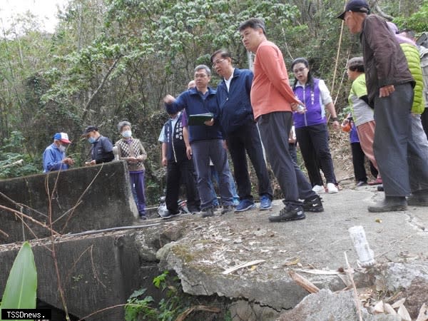 南投縣長林明溱踏勘野溪護岸缺口、淘空危險情形。(記者蔡榮宗攝)