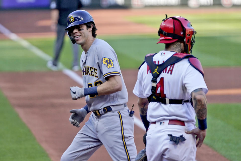 Christian Yelich, de los Cerveceros de Milwaukee, festeja luego de conectar un jonrón solitario ante los Cardenales de San Luis, el viernes 25 de septiembre de 2020 (AP Foto/Jeff Roberson)