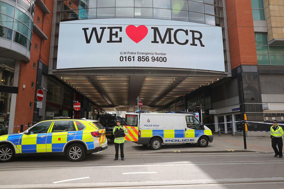 <p>Police avacuate the Arndale Center on May 23, 2017 in Manchester, England. (Christopher Furlong/Getty Images) </p>