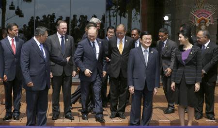 (L-R) Mexico's President Felipe Calderon, Indonesia's President Susilo Bambang Yudhoyono, New Zealand's Prime Minister John Key, Russia's President Vladimir Putin, Philippines' President Benigno Aquino, Vietnam's President Truong Tan Sang and Thailand's Prime Minister Yingluck Shinawatra arrange themselves for a family photo at the Asia-Pacific Economic Cooperation (APEC) Summit in Nusa Dua on the Indonesian resort island of Bali October 8, 2013. REUTERS/Beawiharta