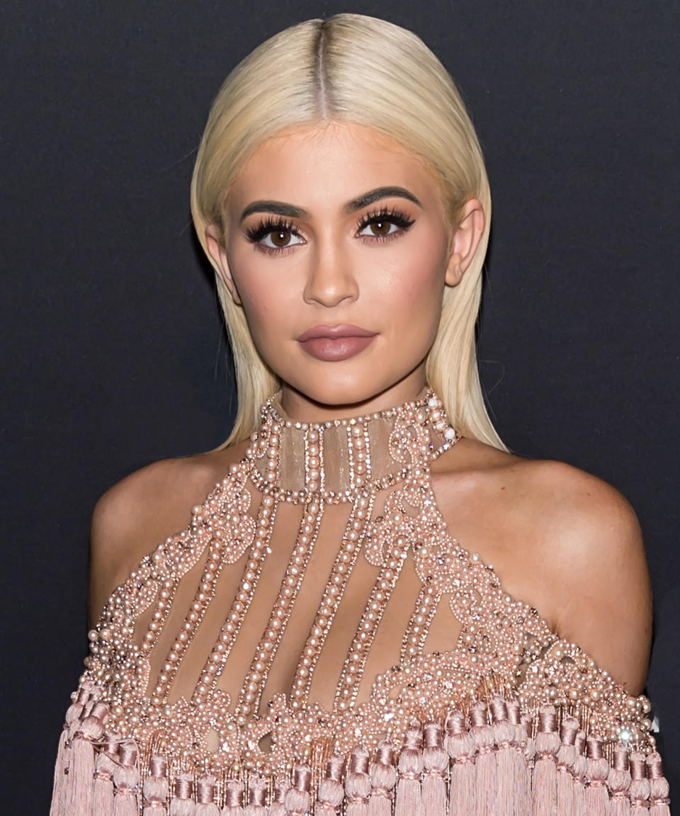 Kylie Jenners Hourglass Shape Takes Center Stage In Her Latest Instagram Photo 