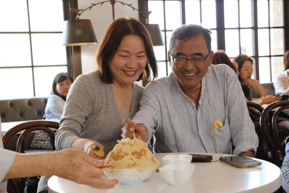 魚夫和陳文淑共享一碗麵茶冰。