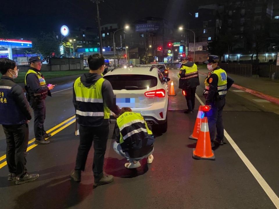 中和警分局會同新北環境保護局稽查人員，選定違規改裝車輛出沒熱點共同實施「環警聯合稽查」勤務。（中和警分局提供）