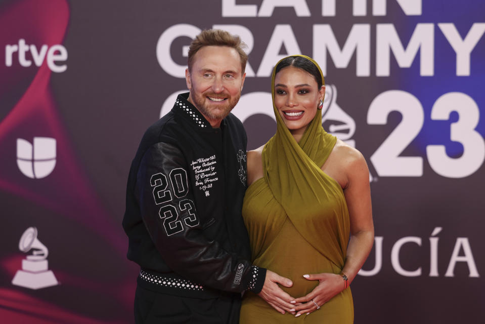 David Guetta, izquierda, y Jessica Ledon llegan a la 24a entrega anual del Latin Grammy en Sevilla, España, el jueves 16 de noviembre de 2023. (Foto Vianney Le Caer/Invision/AP)