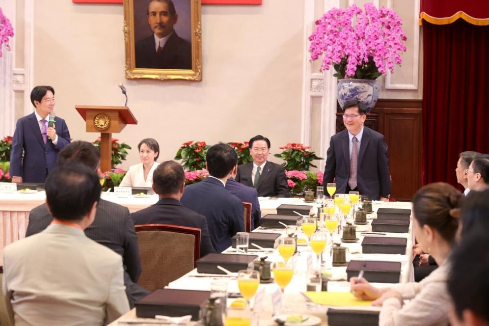  總統賴清德就職首日宴請日本國會議員慶賀團，特別介紹外交部長林佳龍。 圖：總統府提供 