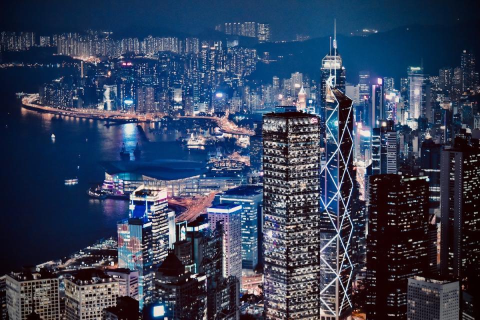 香港（Photo Credit:Kotaro Maruyama@unsplash.com, License CC0，圖片來源：https://unsplash.com/photos/lighted-city-skyline-at-night-jv5mjNzZOgo）