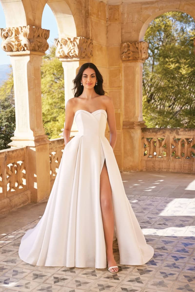 Simple but stunning: A flowing fabric combined with a high leg slit. Here is a model from Sweetheart Gowns. Sweetheart Gowns/Sweetheart Gowns/dpa