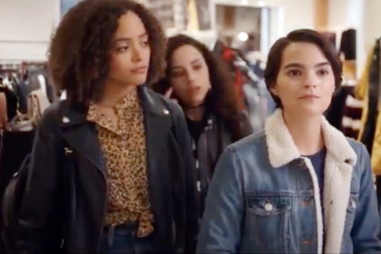 En la serie Trinkets la protagonista roba junto con dos compañeras 