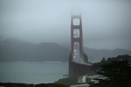 Light vehicle traffic is seen on the Golden Gate Bridge in San Francisco, California December 11, 2014. REUTERS/Robert Galbraith