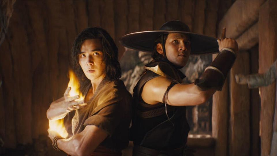Der Kriegermönch Liu Kang (Ludi Lin, links) und der Eisenhut-Träger Kung Lao (Max Huang) sind Verteidiger der Erde. (Bild: New Line Cinema/Warner Bros. Pictures)