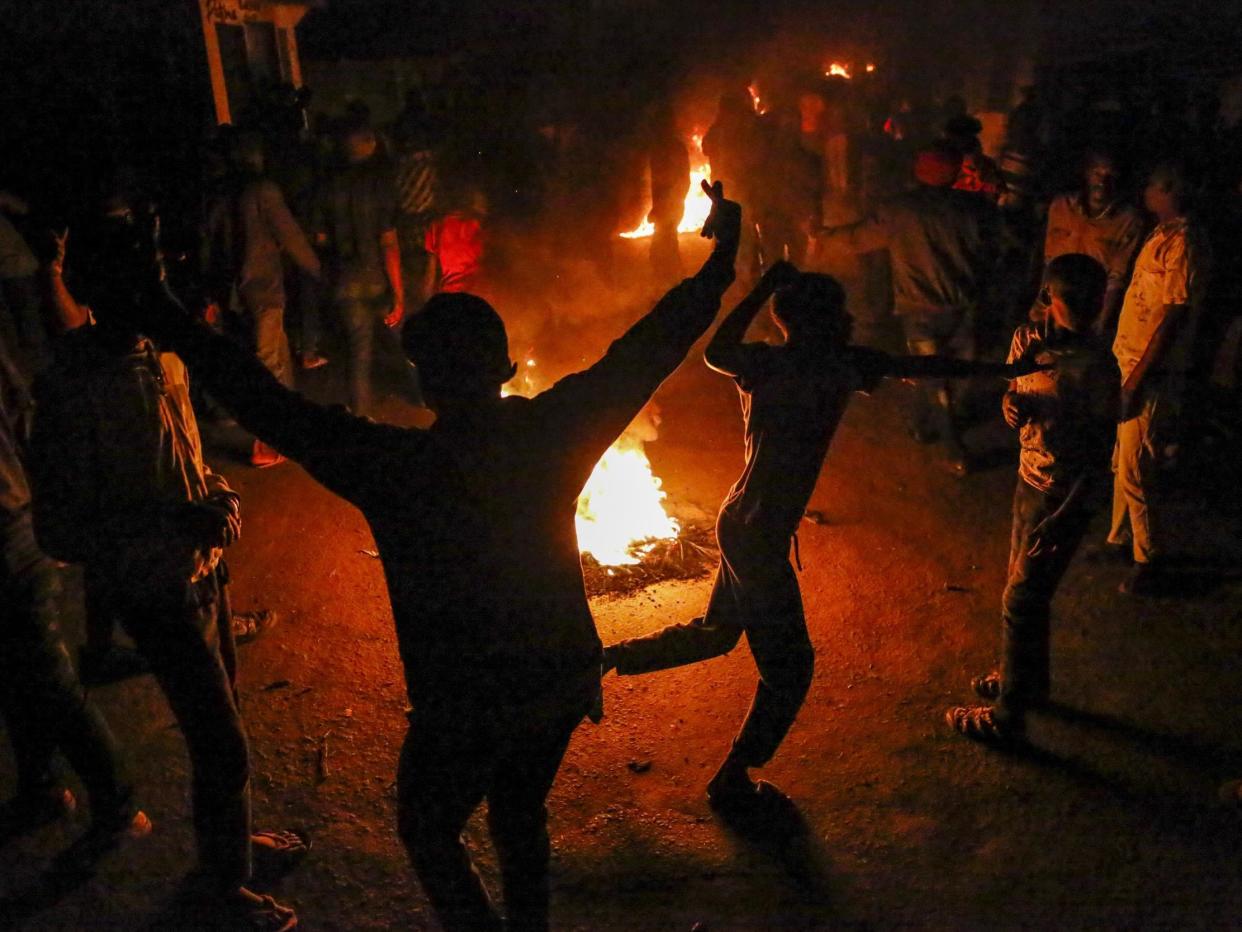 Mathare residents burn fires to protest the death of James Mureithi: AP/Brian Inganga