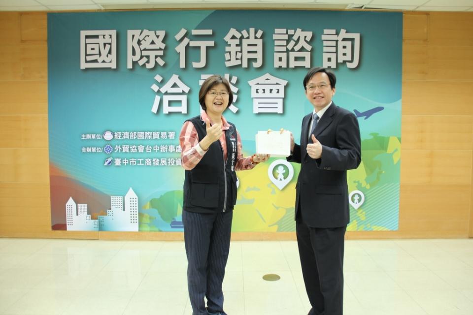 《圖說》工策會黃于珊總幹事與外貿協會台中辦事處主任林志鴻。