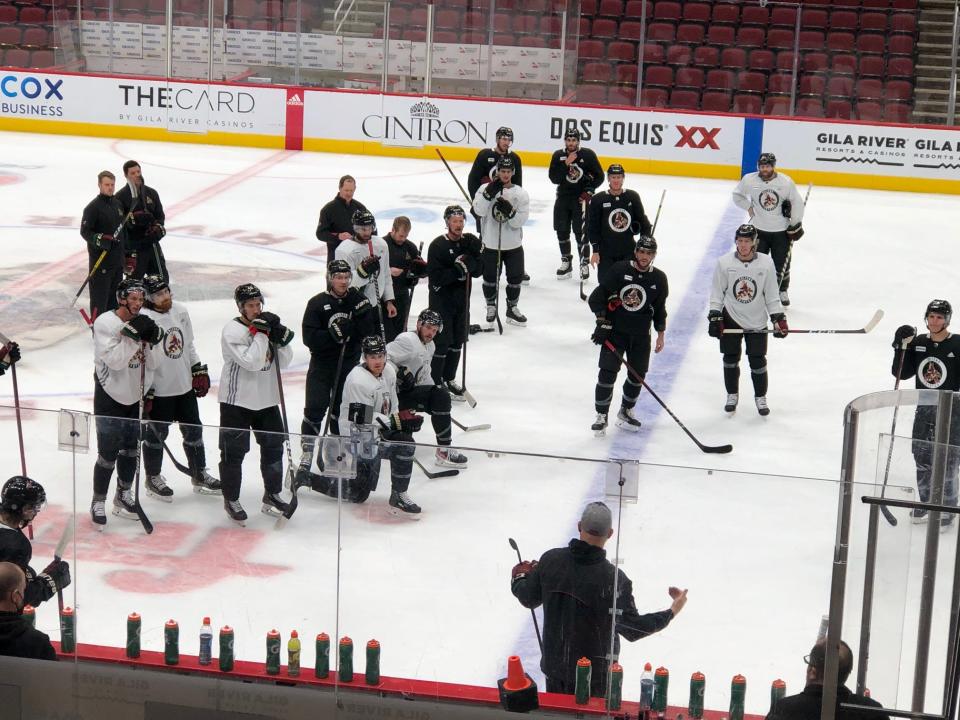 Coyotes head coach Andre Tourigny speaks with the team during practice on Jan. 27, 2022 at Gila River Arena.