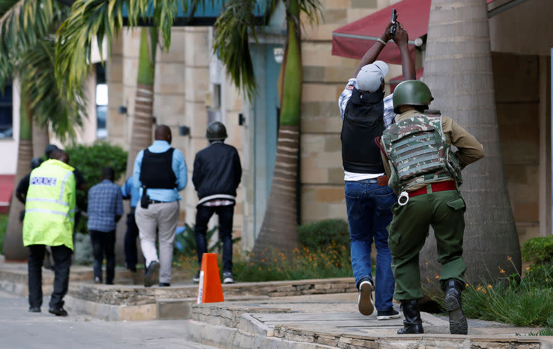 Des hommes armés ont fait irruption mardi dans un complexe hôtelier abritant également des bureaux à Nairobi, la capitale du Kenya, une attaque toujours en cours qui a été revendiquée par le groupe islamiste somalien des Chabaab. /Photo prise le 15 janvier 2019/REUTERS/Thomas Mukoya