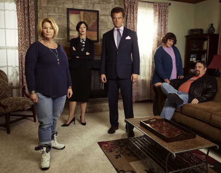 Renée Zellweger como Pam Hupp, junto a Judy Greer, Josh Duhamel, Katy Mixon y Glenn Fleshler (NBC/)