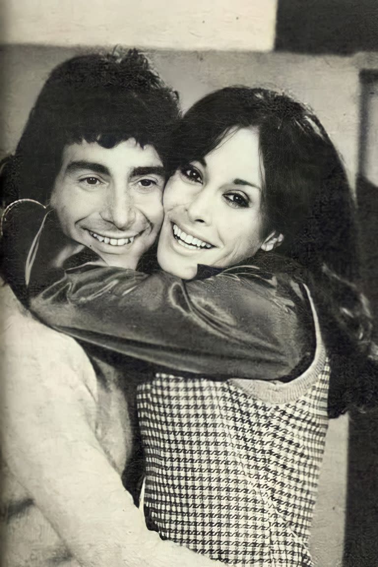 Thelma Biral, junto a Claudio García Satur, en Dos a quererse, una telenovela de canal 13, de 1974