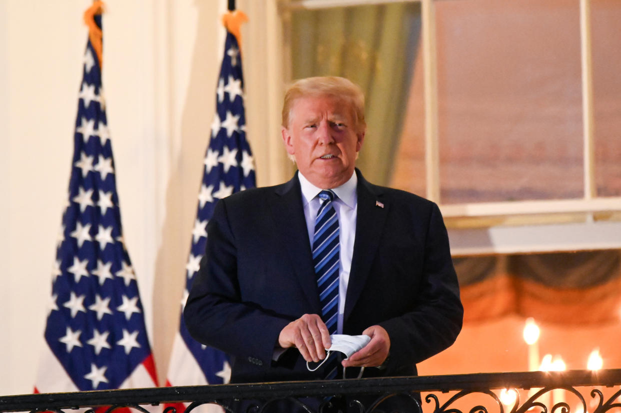 El Presidente Donal Trump posa en el balcón de la Casablanca tras regresar del Centro Médico donde ha recibido un novedoso tratamiento | imagen Erin Scott/Reuters