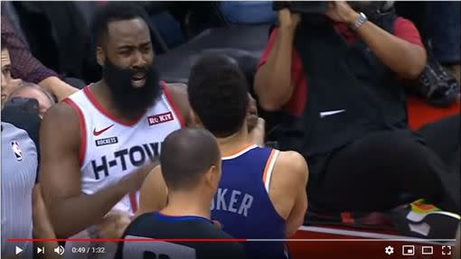 哈登（James Harden）怒推布克（Devin Booker）。（圖／翻攝自YouTube）