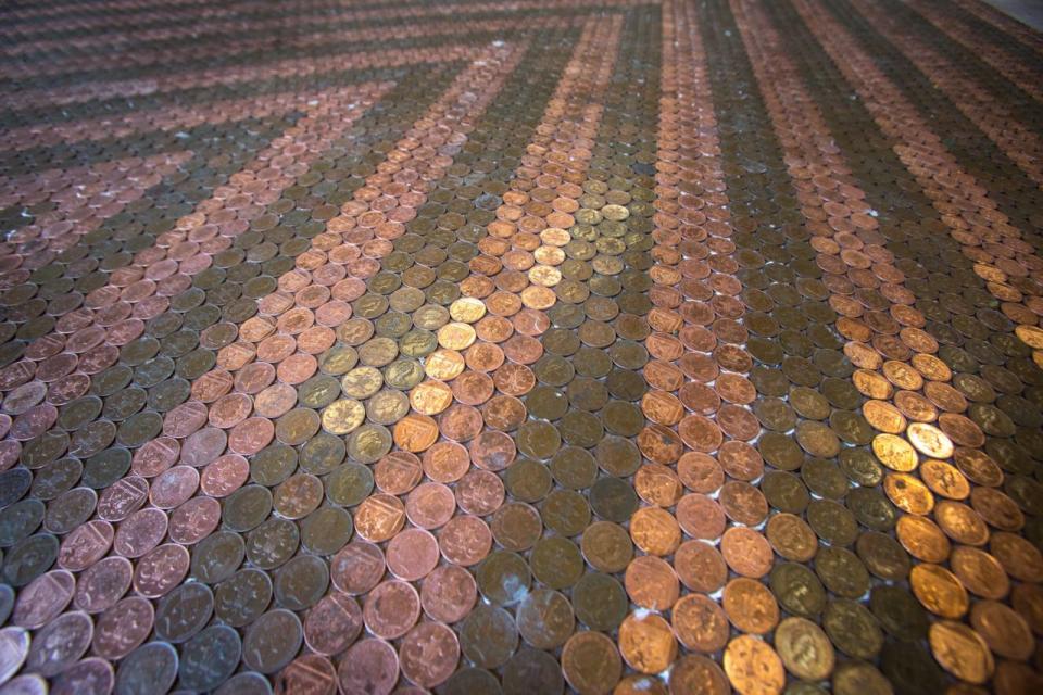 El mosaico de monedas cobra vida por la tarde, cuando cae el sol. (Francis Hawkins/SWNS.com)