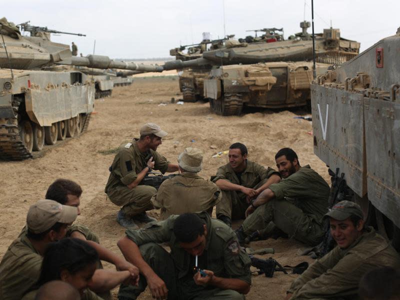 Israelische Soldaten bei einer Pause zwischen Merkava-Panzern. Foto: Atef Safadi