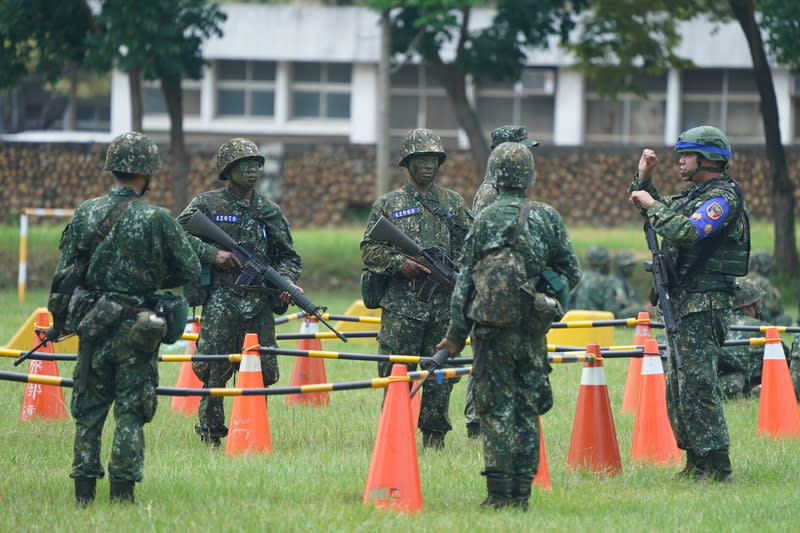 成功嶺新兵訓練　助教班長指導（3） 總統賴清德28日前往台中成功嶺視導義務役新兵入伍 訓練，新兵們仔細聽取助教班長（右）的指揮。 中央社記者徐肇昌攝　113年6月28日 