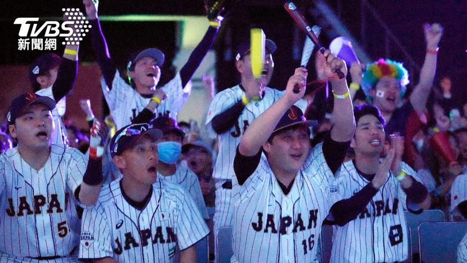 穿著同款球衣的日本隊球迷在場邊為勝利狂歡。（圖／達志影像美聯社）