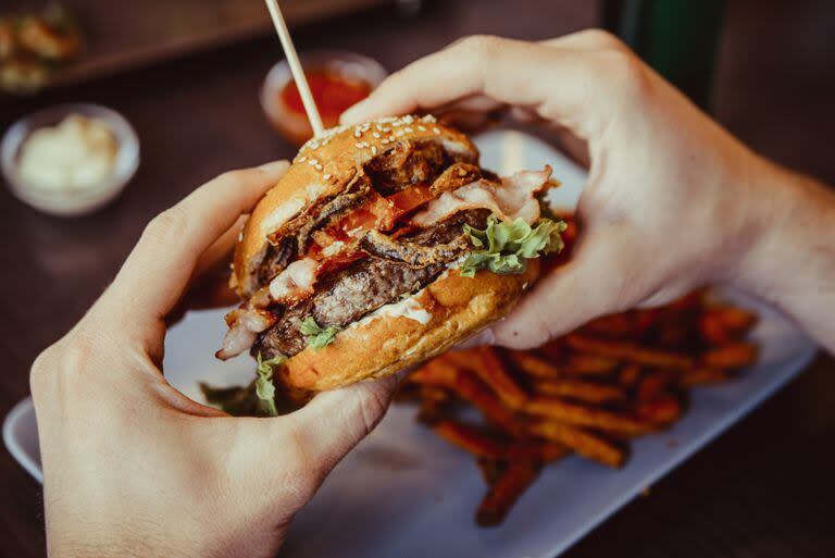 Dos panes, uno o múltiples medallones de carne y mucha imaginación. Propuestas de Club LA NACION para disfrutar una buena hamburgueseada, tanto saliendo a comer como preparándola en casa.