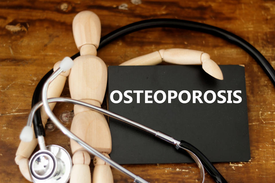 La osteoporosis es una enfermedad crónica, grave que debilita los huesos con el paso del tiempo, haciéndolos más delgados y más propensos a romperse, pero existen medidas que los pacientes y los proveedores de servicios de salud pueden adoptar para reducir el riesgo de fractura. (Foto: Getty)