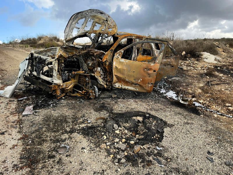 FOTO DE ARCHIVO. El automóvil quemado de Al Jazeera se ve el 15 de octubre de 2023, en el sitio cerca de la aldea de Alma al-Chaab, Líbano, donde el periodista visual de Reuters Issam Abdallah murió cuando una bala de tanque lo alcanzó el 13 de octubre de 2023 mientras estaba filmando bombardeos transfronterizos