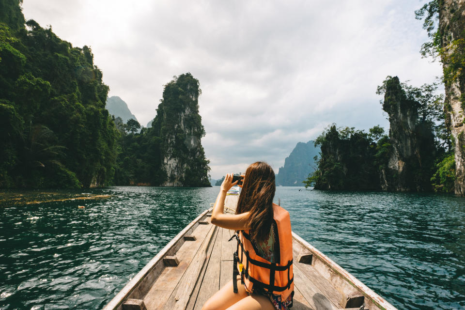 El destino es importante, pero viajar con los gadgets adecuados puede ser la clave para disfrutar más de tu viaje. En la imagen, Khao Sok National Park en Tailandia. Foto: Getty Images. 