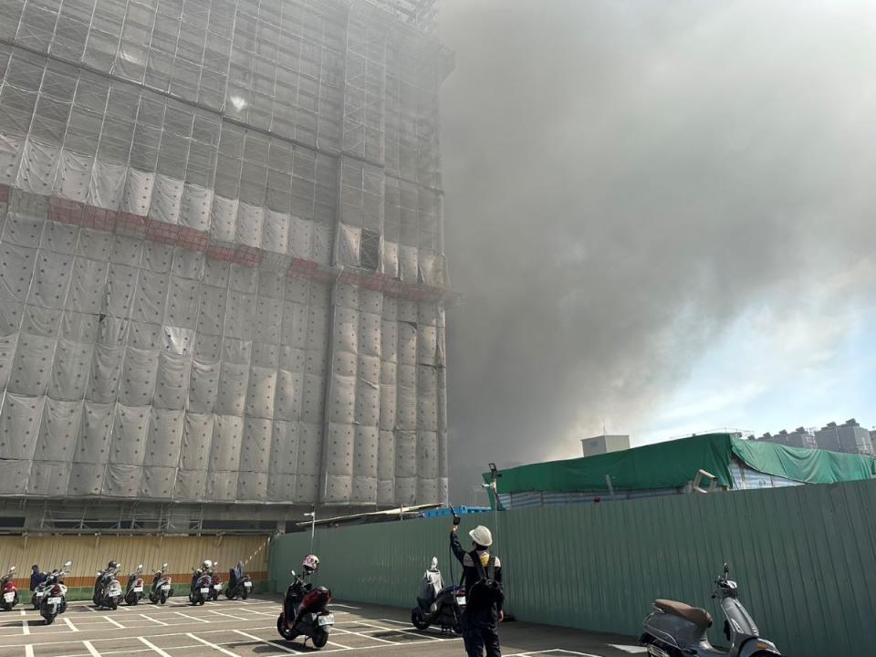 高雄楠梓加工區內一家工廠上午發生大火，市府環保局接獲通報後，隨即派員進行環境監控。（圖：高雄市環保局提供）
